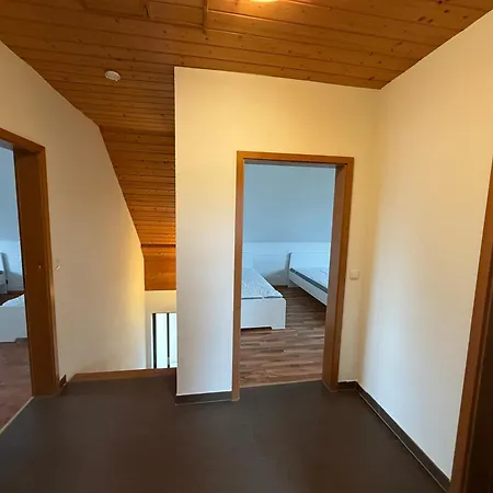 Hébergement de vacances Hochwertige 9-betten Monteurhaus Mit Naturblick Und Wintergarten *